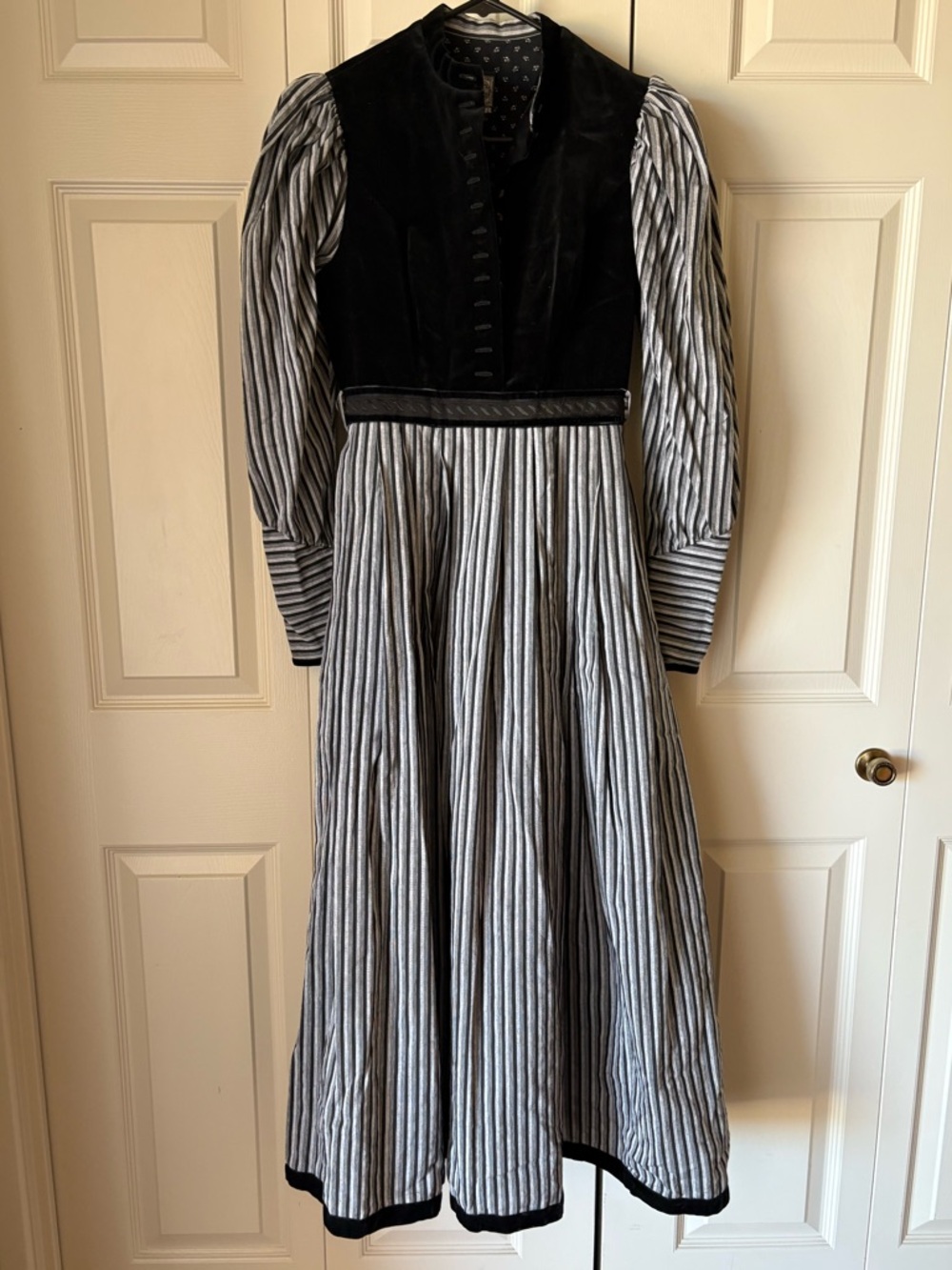 Eger | Vintage folk dirndl midi dress. Size 36. Oktoberfest. Costume. Tradition